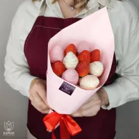 Букет Клубничный букет в розовой упаковке