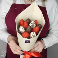 Букет Клубничный букет в бежевой упаковке