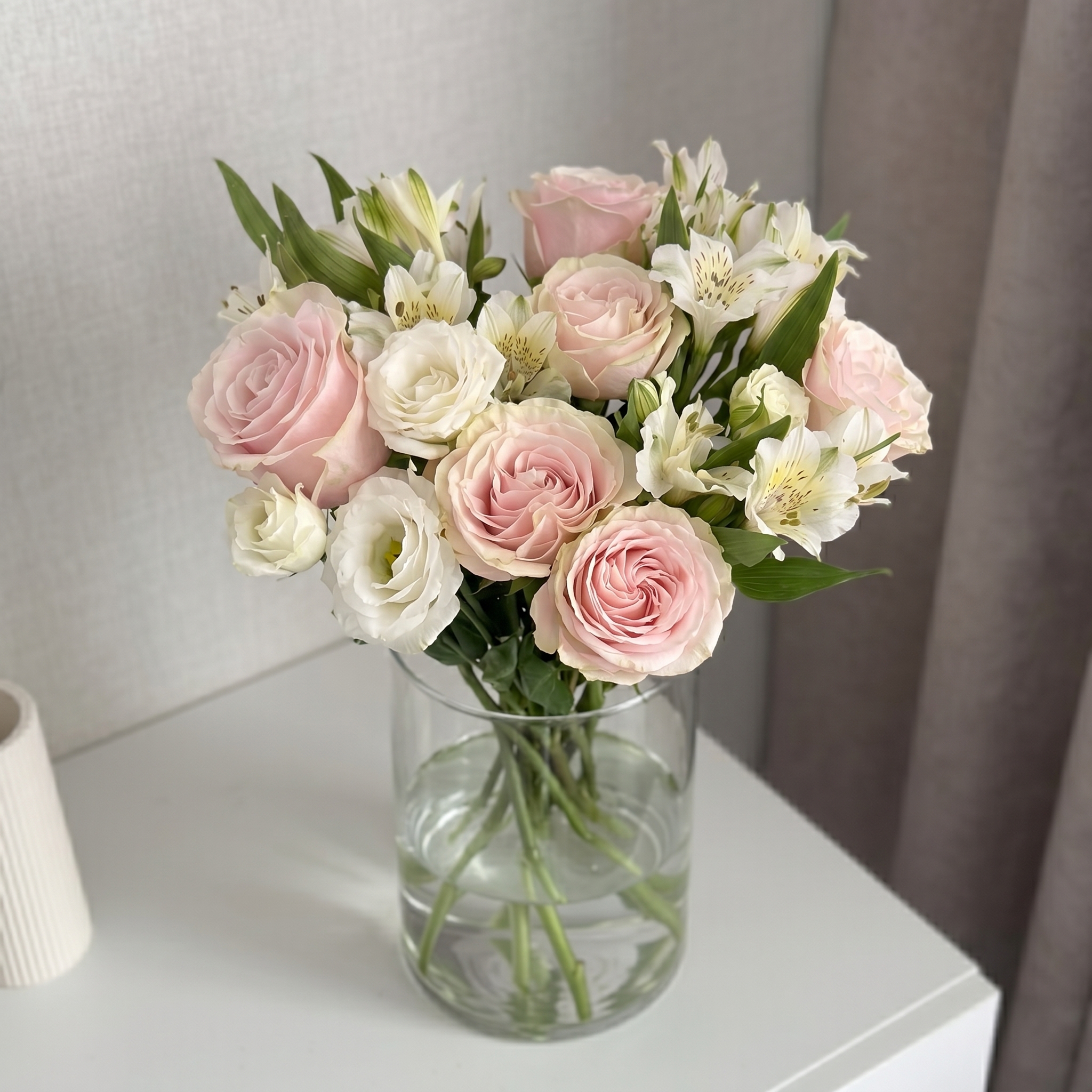 Букет Розовый букет с розами и альстромерией