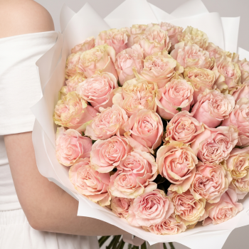 Букет Букет из 51 розовой розы в белой упаковке