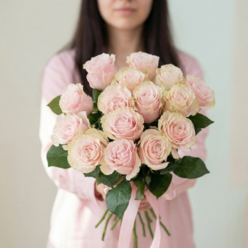 Букет Букет из 15 розовых роз под ленту