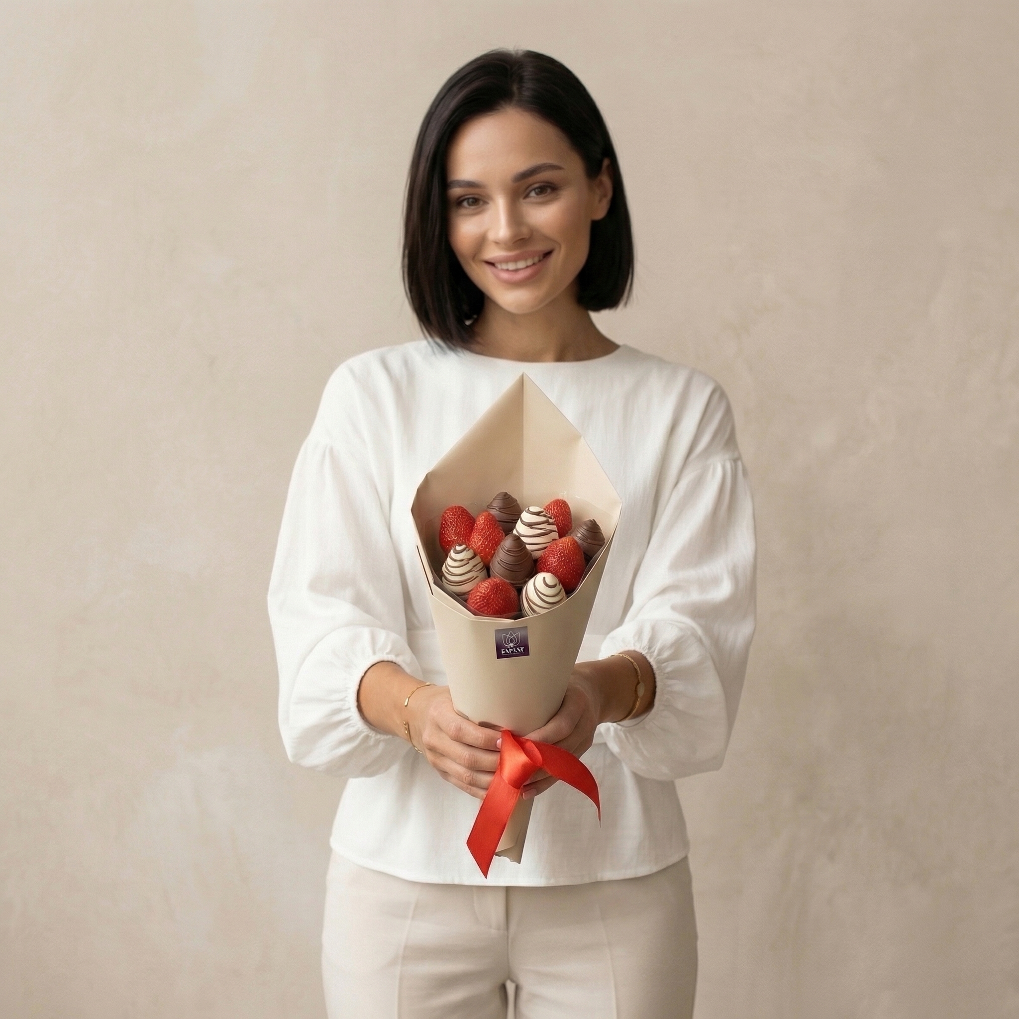 Букет Клубничный букет в бежевой упаковке