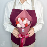 Букет Клубничный букет в бордовой упаковке