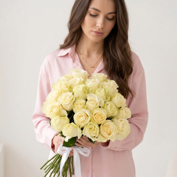 Букет Букет из 25 белых роз под ленту