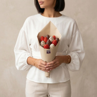 Букет Клубничный букет в бежевой упаковке