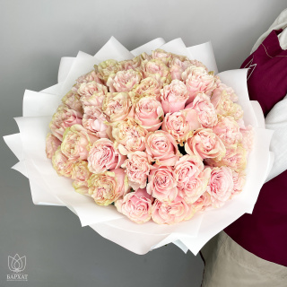 Букет из 51 розовой розы в белой упаковке